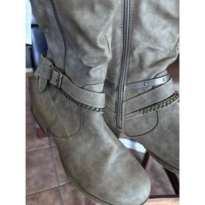 Women's Grey boots size 7 NWT